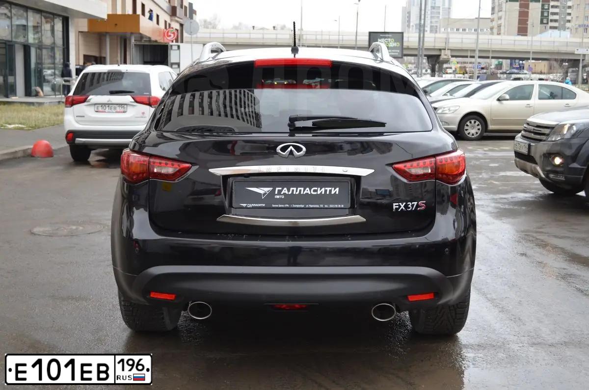 Фото автомобиля MITSUBISHI OUTLANDER, 2015 — госномер Е101ЕВ196. Цвет: Белый
