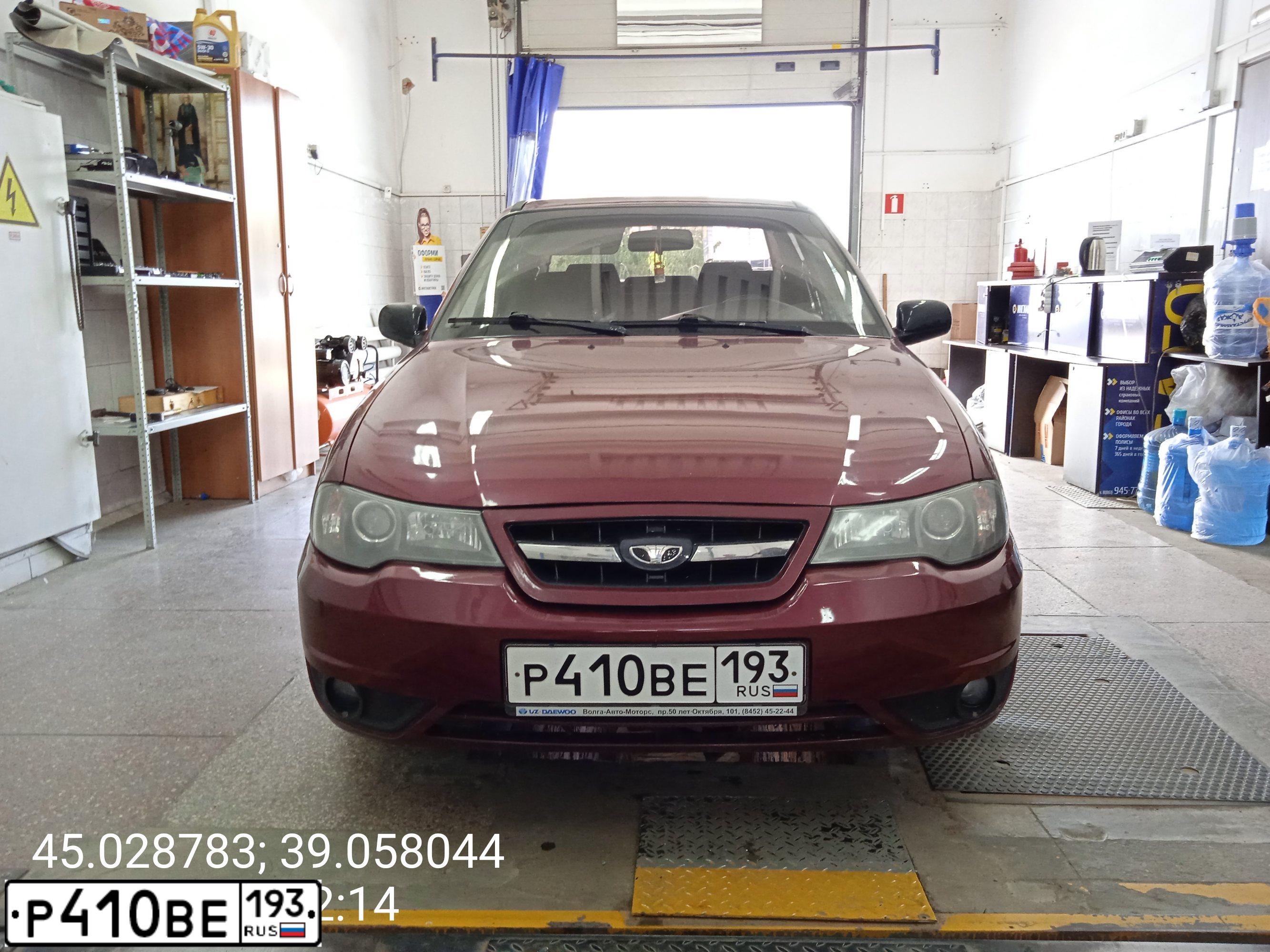 Фото автомобиля DAEWOO NEXIA, 2010 — госномер Р410ВЕ193. Цвет: ВИШНЯ СПЕЛАЯ
