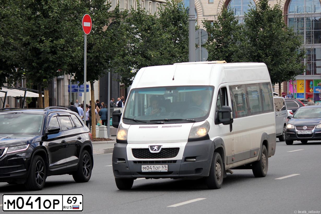 Фото автомобиля PEUGEOT BOXER, 2011 — госномер Е337ТХ69. Цвет: Белый