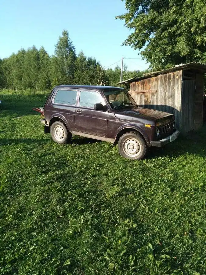 Фото автомобиля LADA 2121 NIVA, 2015 — госномер А260АК790. Цвет: ТЕМНО-ФИОЛЕТОВЫЙ