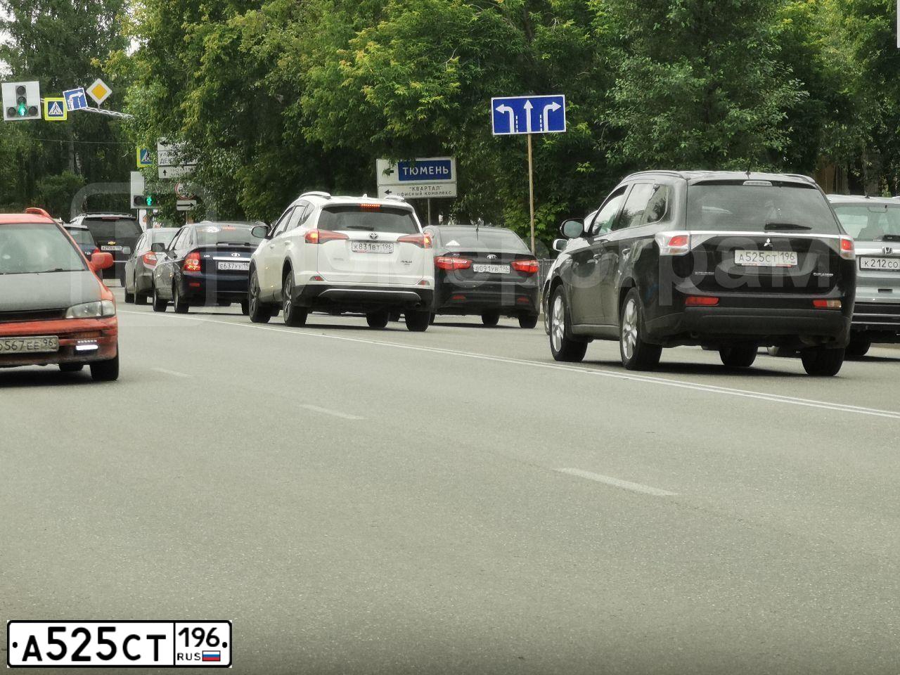 Фото автомобиля MITSUBISHI OUTLANDER, 2013 — госномер Н567НО196. Цвет: ЧЕРНЫЙ
