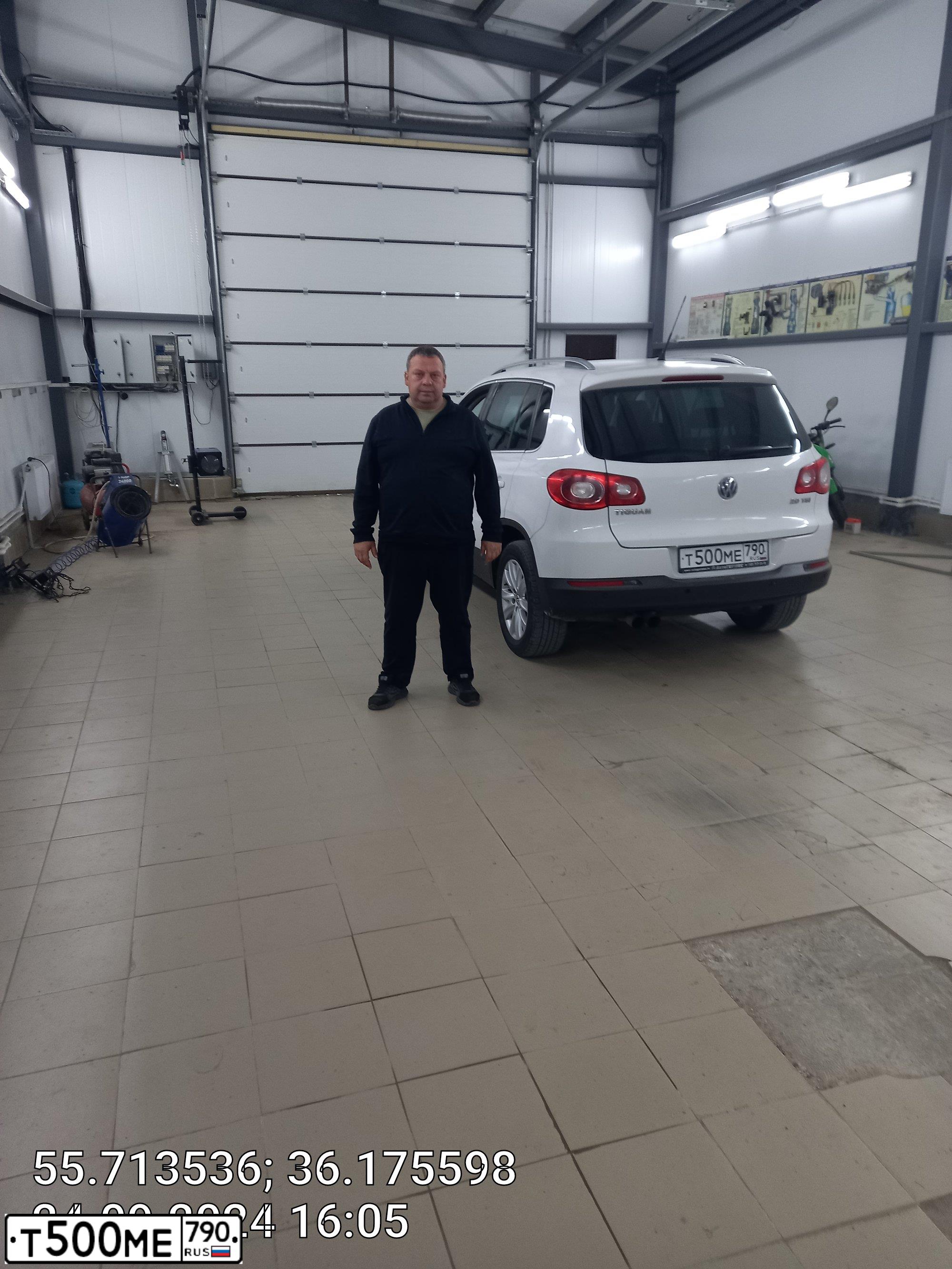 Фото автомобиля VOLKSWAGEN TIGUAN, 2011 — госномер Т500МЕ790. Цвет: Белый