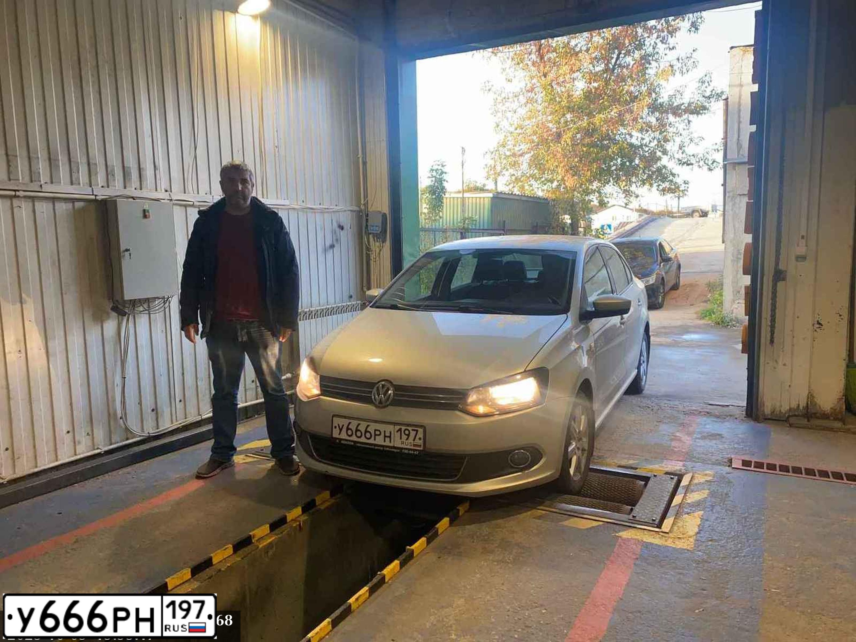 Фото автомобиля VOLKSWAGEN POLO, 2011 — госномер У666РН197. Цвет: СЕРЕБРИСТО-ЖЕЛТЫЙ
