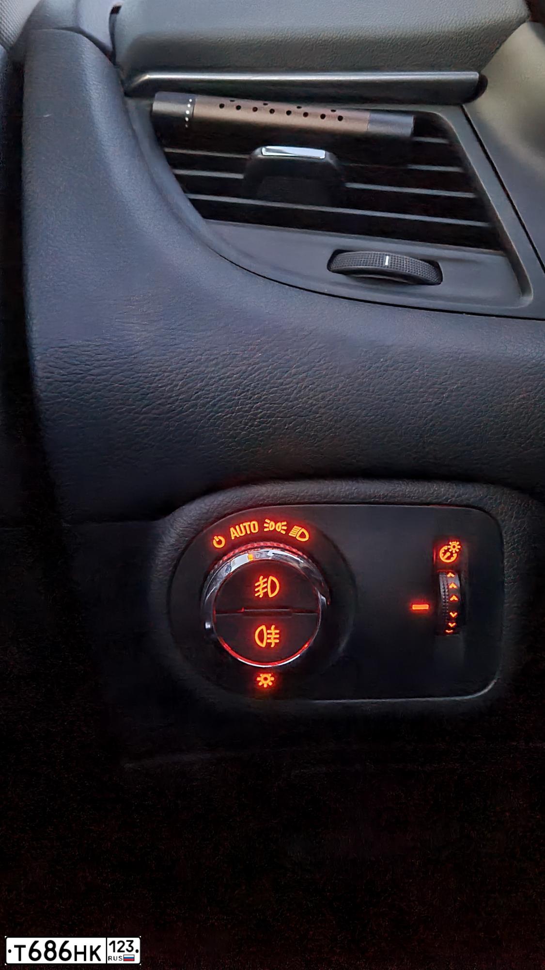 Фото автомобиля OPEL ZAFIRA, 2013 — госномер Т686НК123. Цвет: СЕРЫЙ