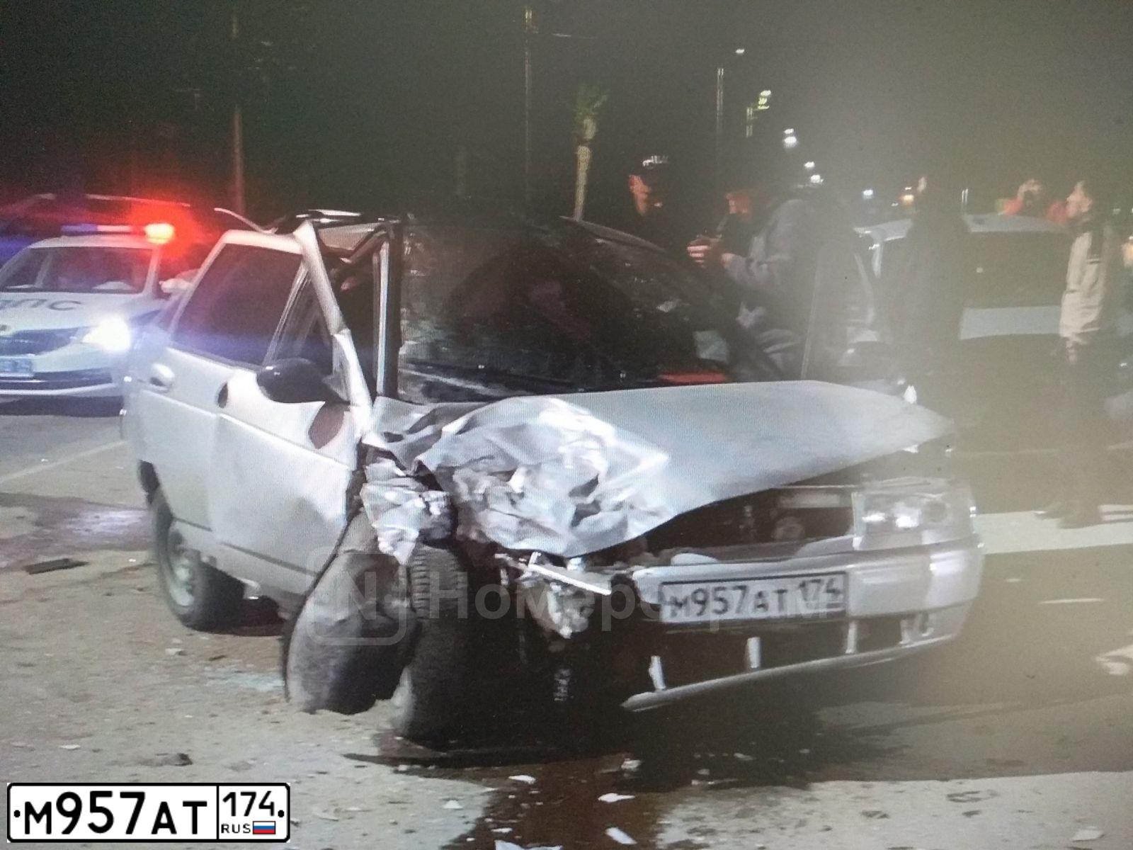 Фото автомобиля LADA 2112, 2003 — госномер М957АТ174. Цвет: Серебристый