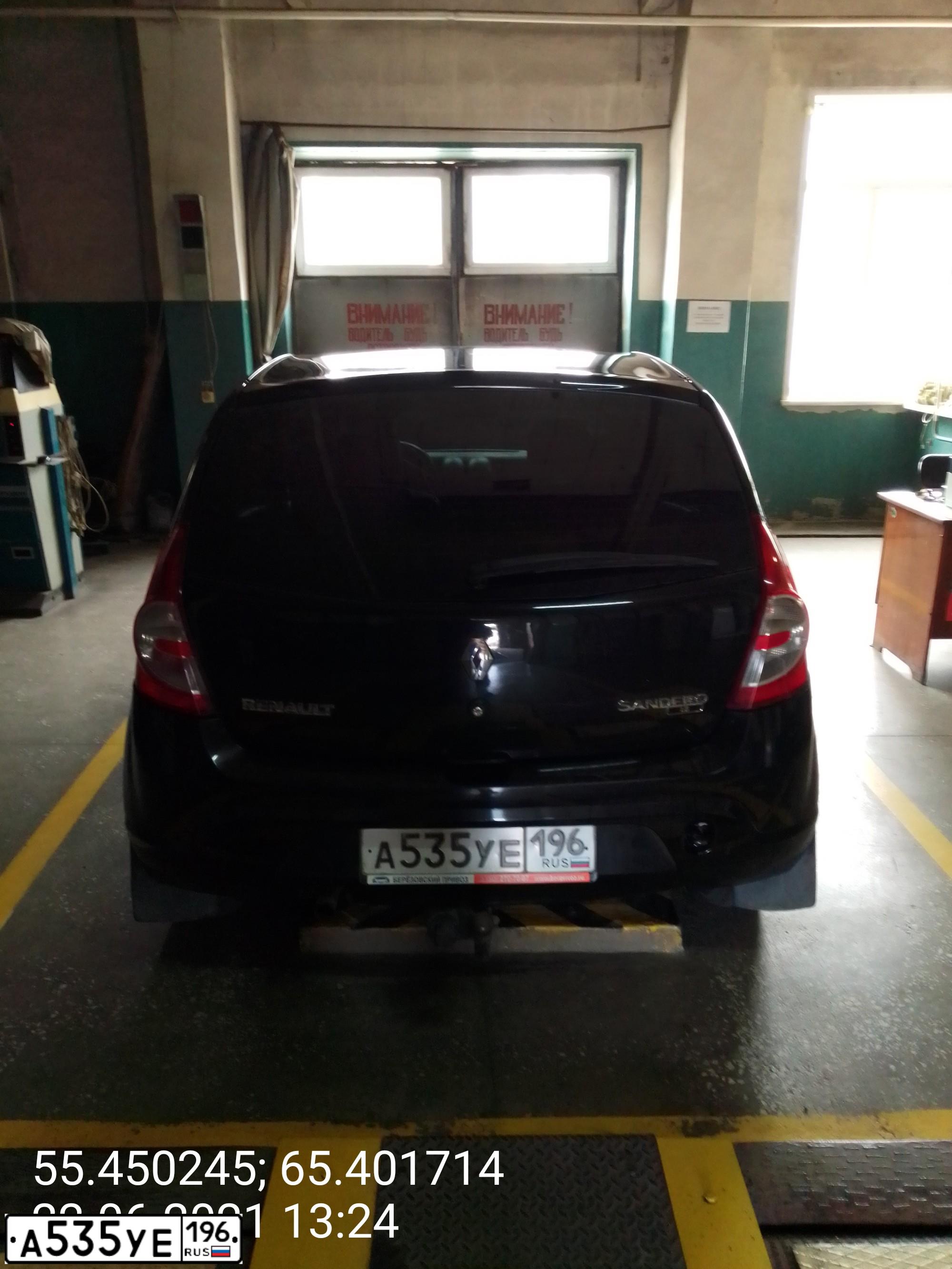 Фото автомобиля RENAULT SANDERO, 2013 — госномер А535УЕ196. Цвет: ЧЕРНЫЙ