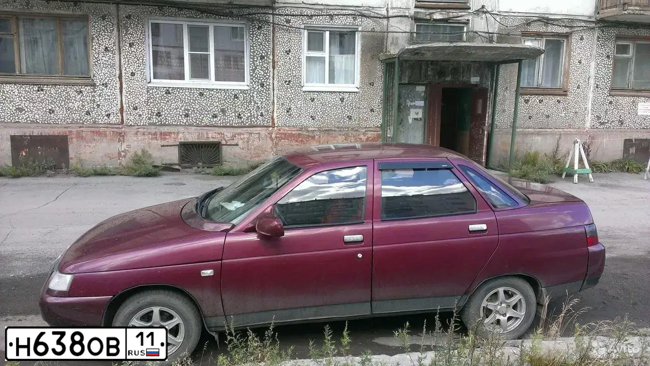 Фото автомобиля LADA 2110, 2000 — госномер Р672КМ11. Цвет: СЕРЕБРИСТЫЙ ТЕМНО-КРАСНЫЙ