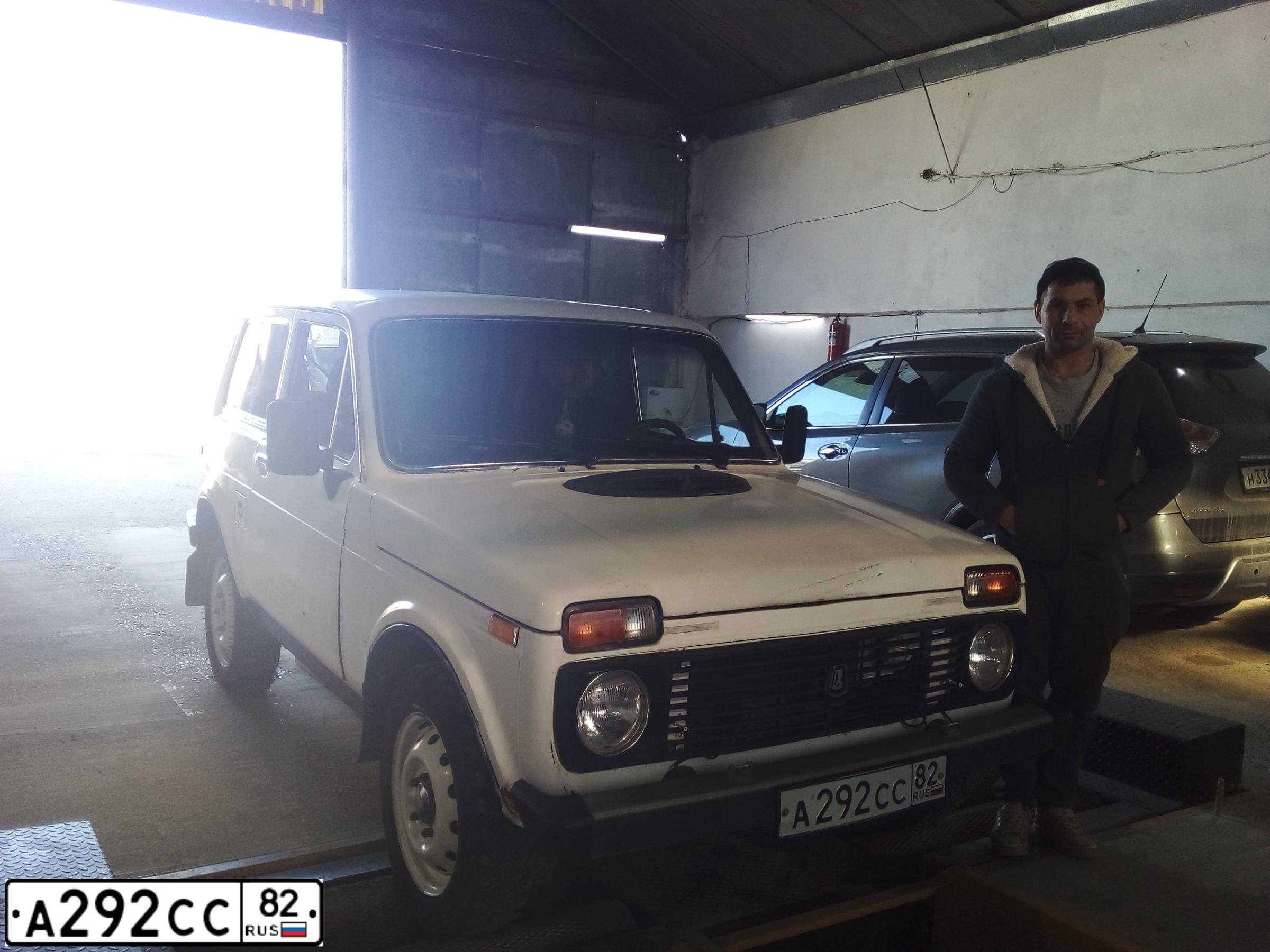 Фото автомобиля LADA NIVA, 1990 — госномер Н895ТУ125. Цвет: Белый