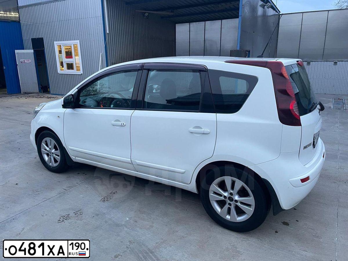 Фото автомобиля NISSAN NOTE, 2012 — госномер О481ХА190. Цвет: Белый