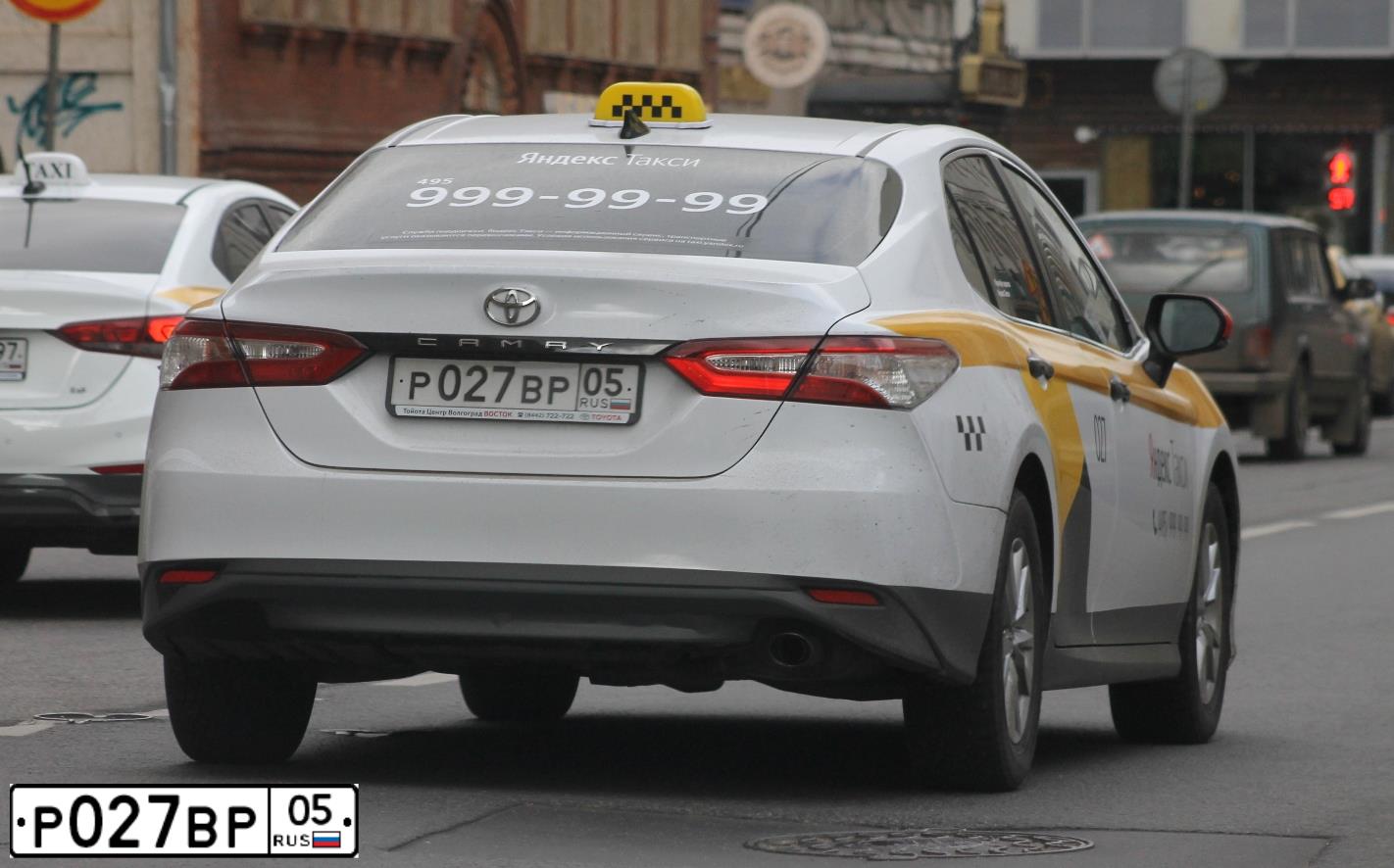 Фото автомобиля TOYOTA CAMRY, 2019 — госномер Е293ЕЕ95. Цвет: ЧЕРНЫЙ