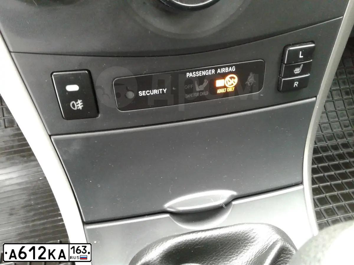 Фото автомобиля TOYOTA COROLLA, 2008 — госномер К704УУ154. Цвет: Серебристый