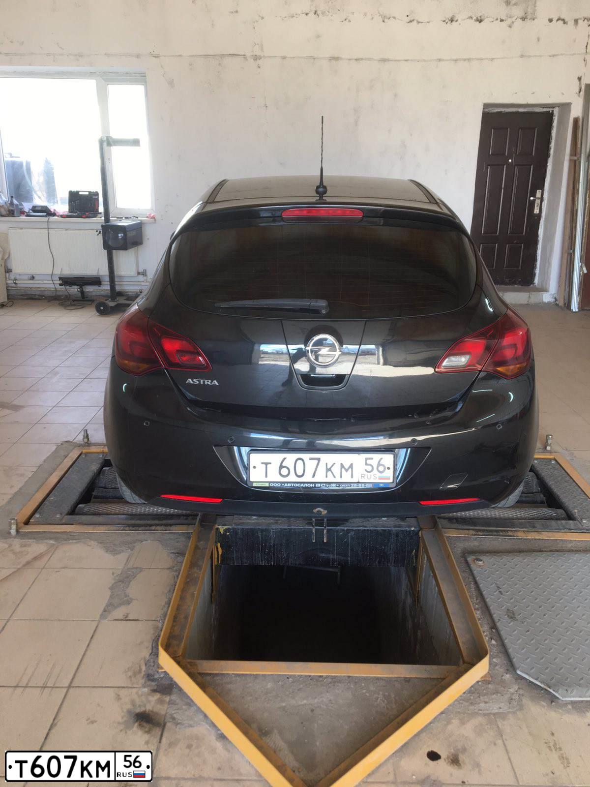 Фото автомобиля OPEL ASTRA, 2012 — госномер Е266ОЕ156. Цвет: ЧЕРНЫЙ МЕТАЛЛИК