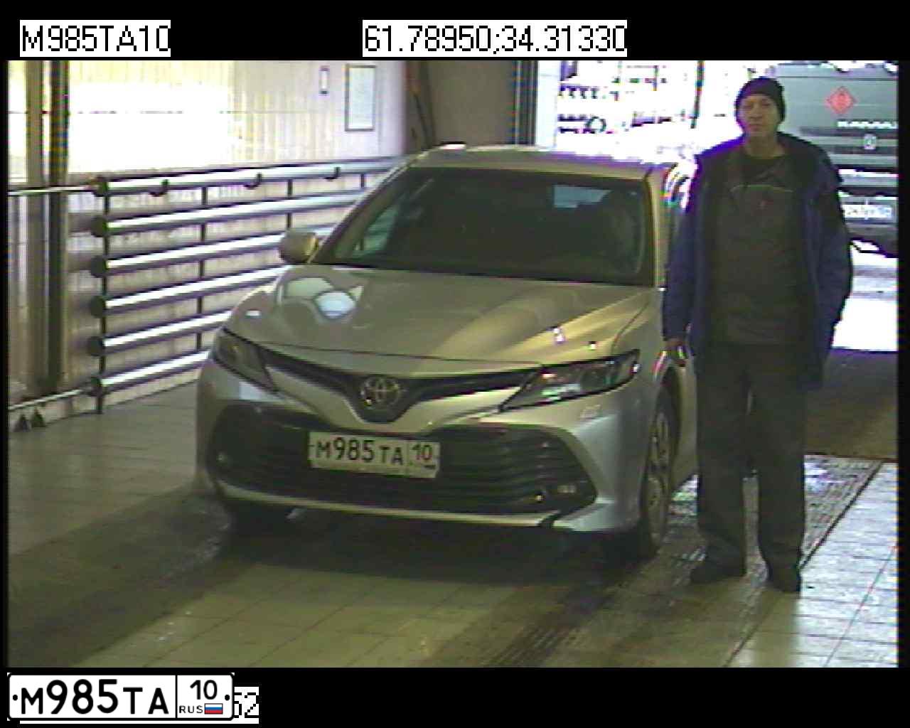 Фото автомобиля TOYOTA CAMRY, 2019 — госномер М985ТА10. Цвет: СЕРЫЙ