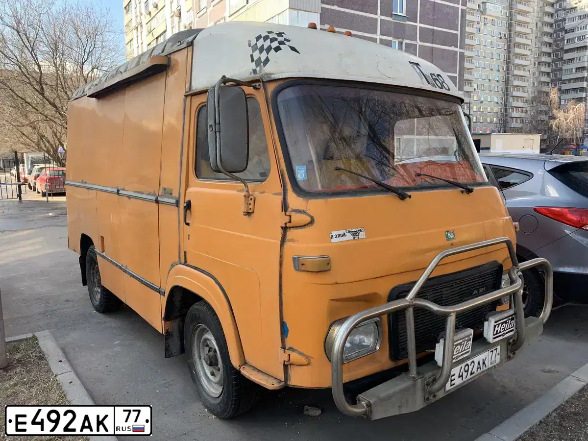 Фото автомобиля AZLK MOSKWITSCH 2141, 1999 — госномер Е492АК77. Цвет: сине-зеленый