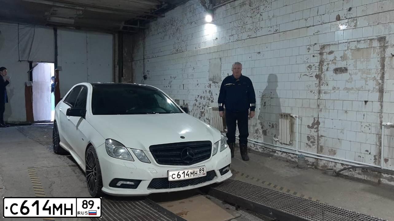Фото автомобиля MERCEDES E-KLASSE, 2010 — госномер Х640ЕХ196. Цвет: Многоцветный Белый-Черный