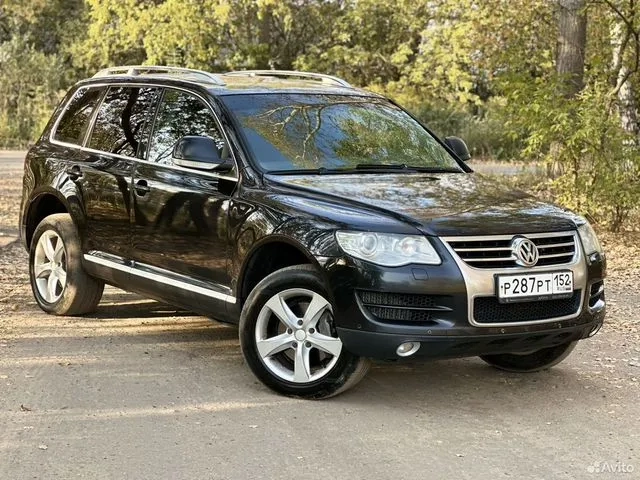 Фото автомобиля VOLKSWAGEN TOUAREG, 2010 — госномер Р287РТ152. Цвет: ЧЕРНЫЙ