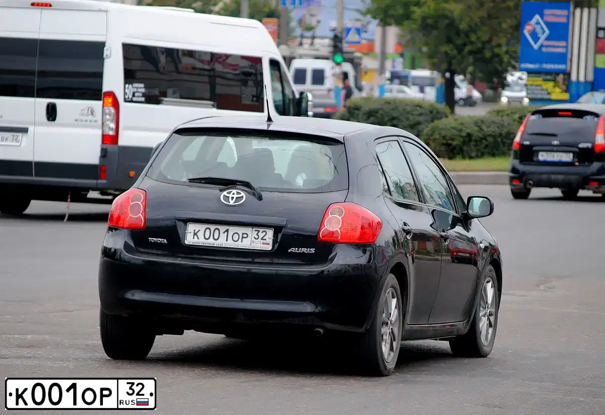 Фото автомобиля TOYOTA AURIS, 2009 — госномер К001ОР32. Цвет: ЧЕРНЫЙ