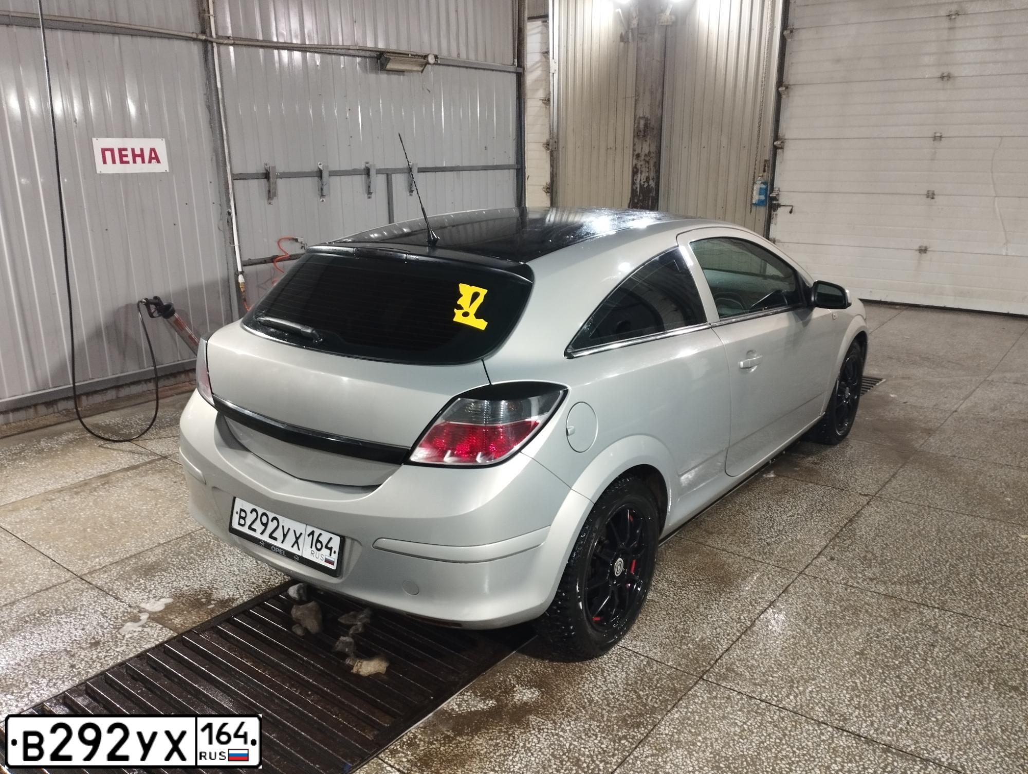 Фото автомобиля OPEL ASTRA, 2009 — госномер В975ВУ152. Цвет: ЧЕРНЫЙ