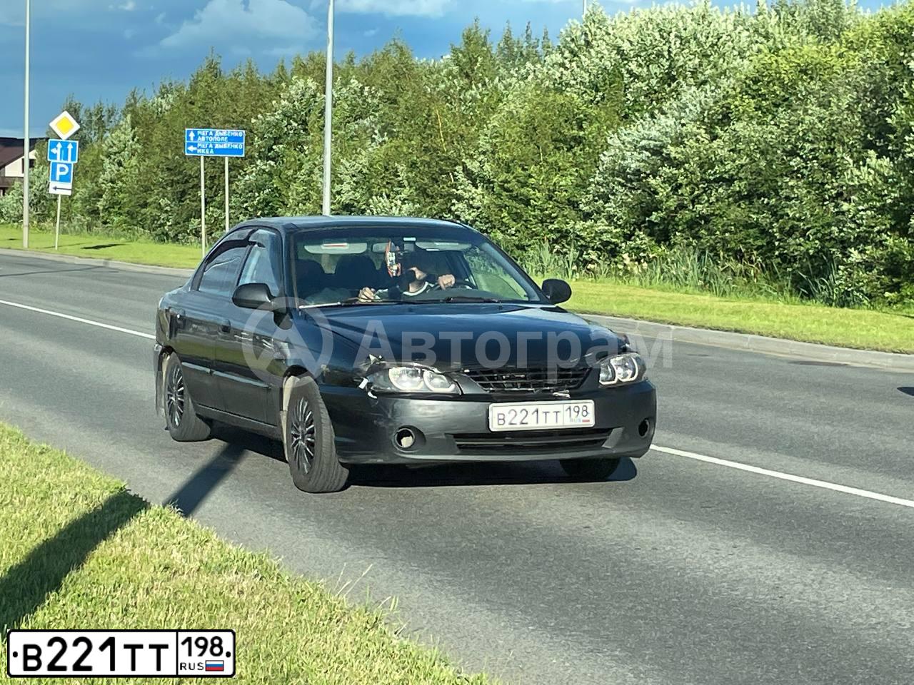 Фото автомобиля KIA SPECTRA, 2007 — госномер В221ТТ198. Цвет: ЧЕРНЫЙ ЖЕМЧУГ