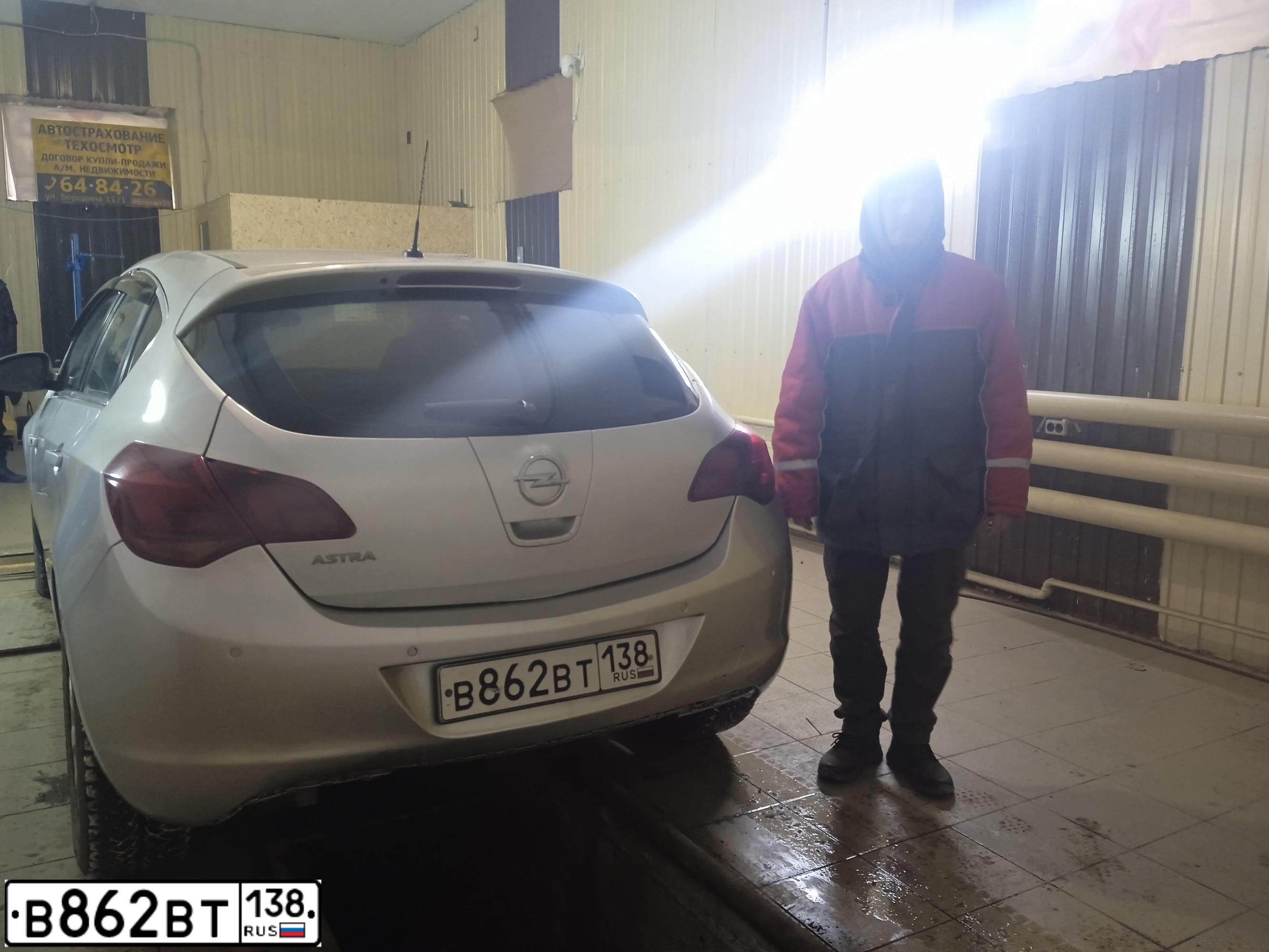 Фото автомобиля OPEL ASTRA, 2011 — госномер В862ВТ138. Цвет: СЕРЕБРИСТЫЙ МЕТАЛЛИК
