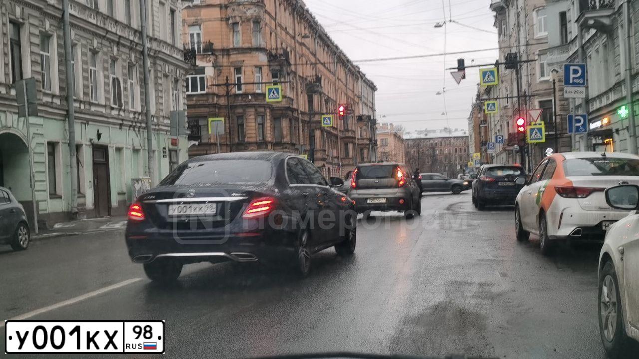 Фото автомобиля TOYOTA RAV4, 2008 — госномер У001КХ98. Цвет: Темно-синий