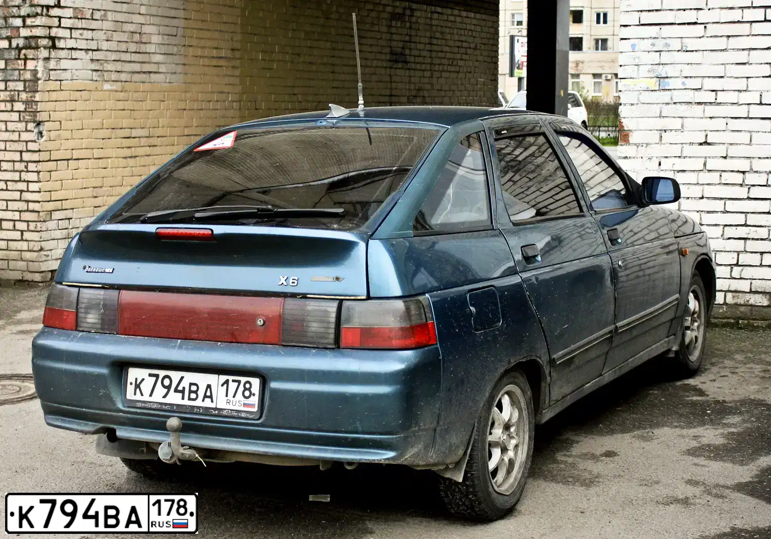 Фото автомобиля LADA 2112, 2001 — госномер Х027ЕЕ98. Цвет: СЕРЕБРИСТО-ЗЕЛЕНЫЙ