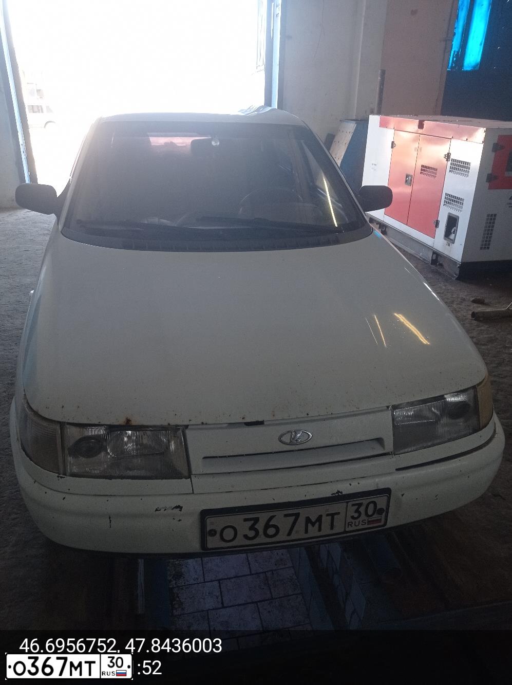 Фото автомобиля LADA 2110 LADA, 2000 — госномер О367МТ30. Цвет: ЯРКО БЕЛЫЙ
