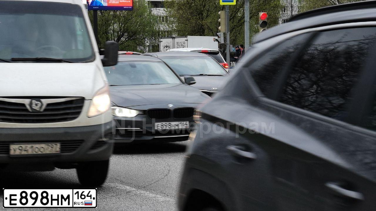 Фото автомобиля BMW SERIE 3, 2014 — госномер Е898НМ164. Цвет: СЕРЫЙ МЕТАЛЛИК