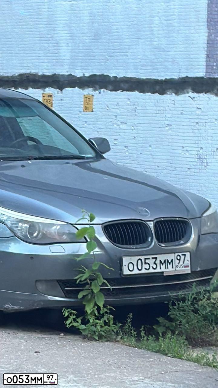 Фото автомобиля BMW SERIE 5, 2008 — госномер О053ММ97. Цвет: СЕРЫЙ