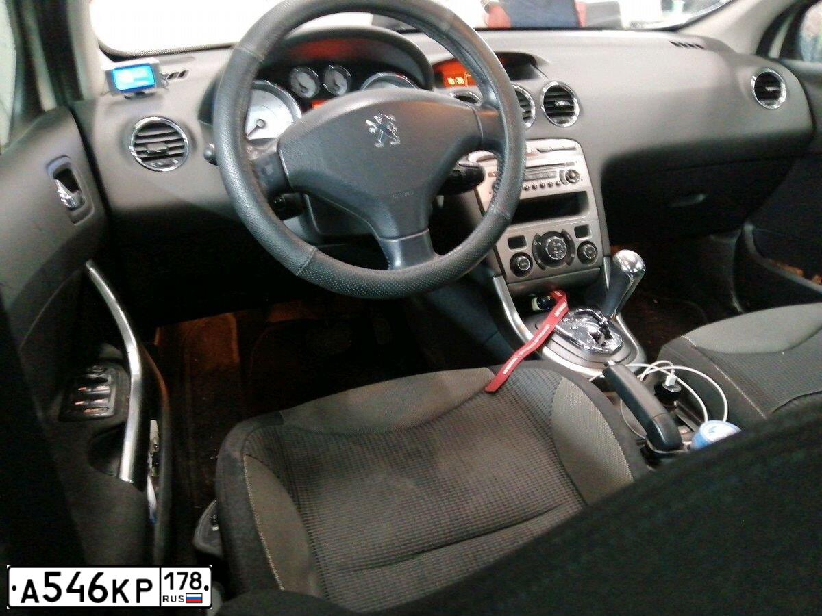 Фото автомобиля PEUGEOT 308, 2010 — госномер В610МР198. Цвет: Белый