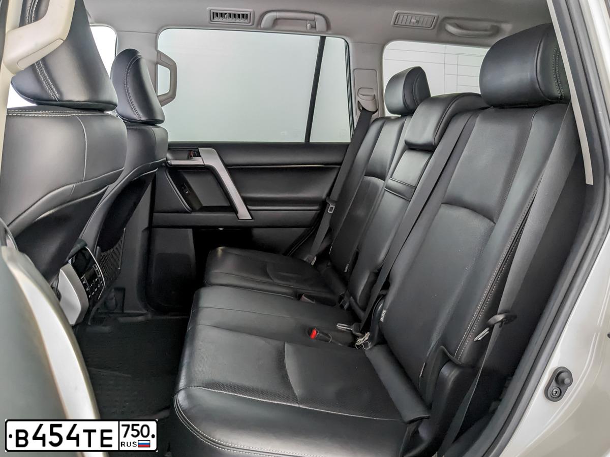 Фото автомобиля TOYOTA LANDCRUISER, 2018 — госномер В454ТЕ750. Цвет: БЕЛЫЙ