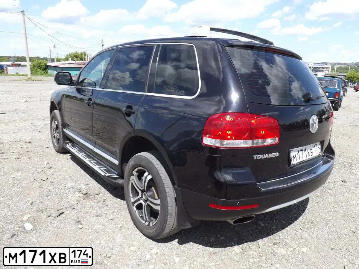 Фото автомобиля VOLKSWAGEN TOUAREG, 2004 — госномер Т001МВ66. Цвет: ЧЕРНЫЙ
