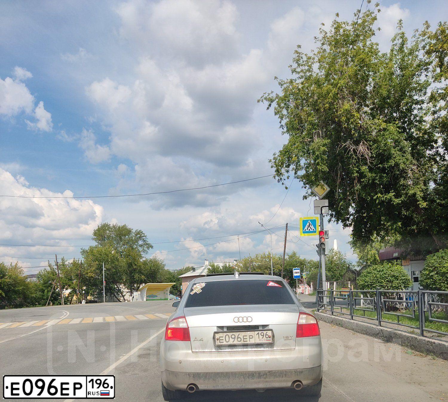 Фото автомобиля AUDI A4, 2004 — госномер Е096ЕР196. Цвет: СВЕТЛО-СЕРЫЙ
