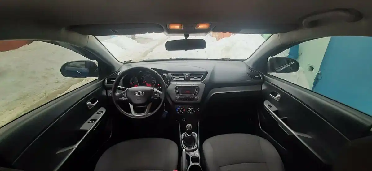 Фото автомобиля KIA RIO, 2014 — госномер О507УЕ62. Цвет: синий