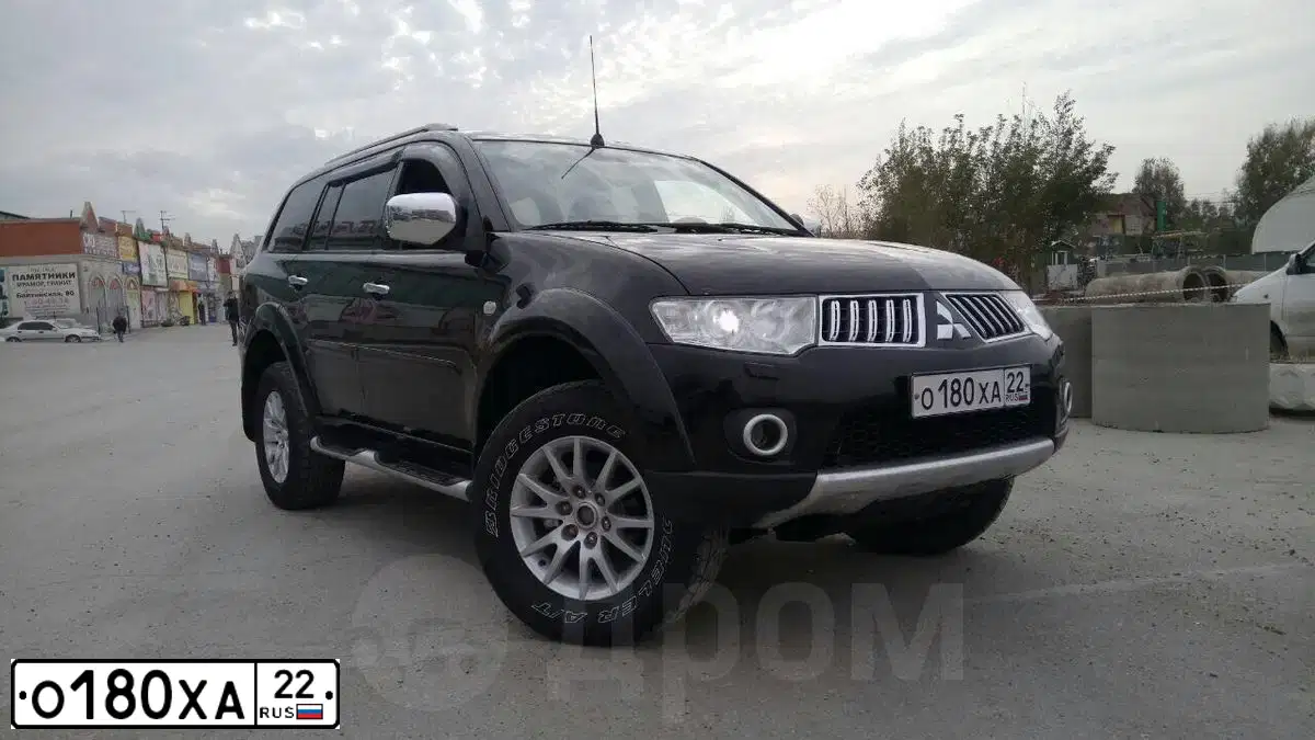 Фото автомобиля MITSUBISHI PAJERO SPORT, 2011 — госномер О180ХА22. Цвет: ЧЕРНЫЙ