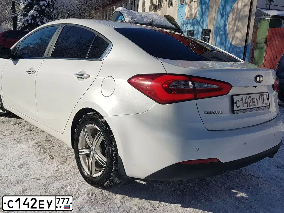 Фото автомобиля KIA CERATO, 2014 — госномер С142ЕУ777. Цвет: Белый