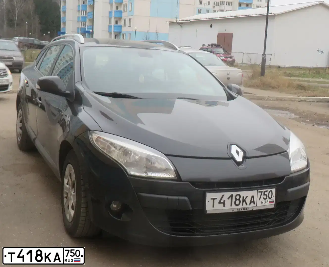 Фото автомобиля RENAULT MEGANE /GRAND/ SCENIC, 2010 — госномер Т418КА750. Цвет: ЧЕРНЫЙ