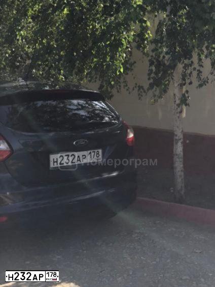 Фото автомобиля FORD FOCUS, 2012 — госномер Н232АР178. Цвет: ТЕМНО-СЕРЫЙ