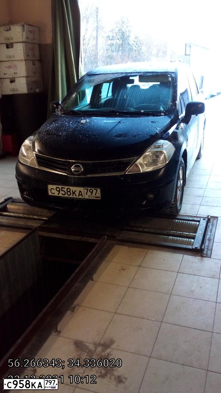 Фото автомобиля NISSAN TIIDA, 2012 — госномер Е888СТ199. Цвет: ЧЕРНЫЙ