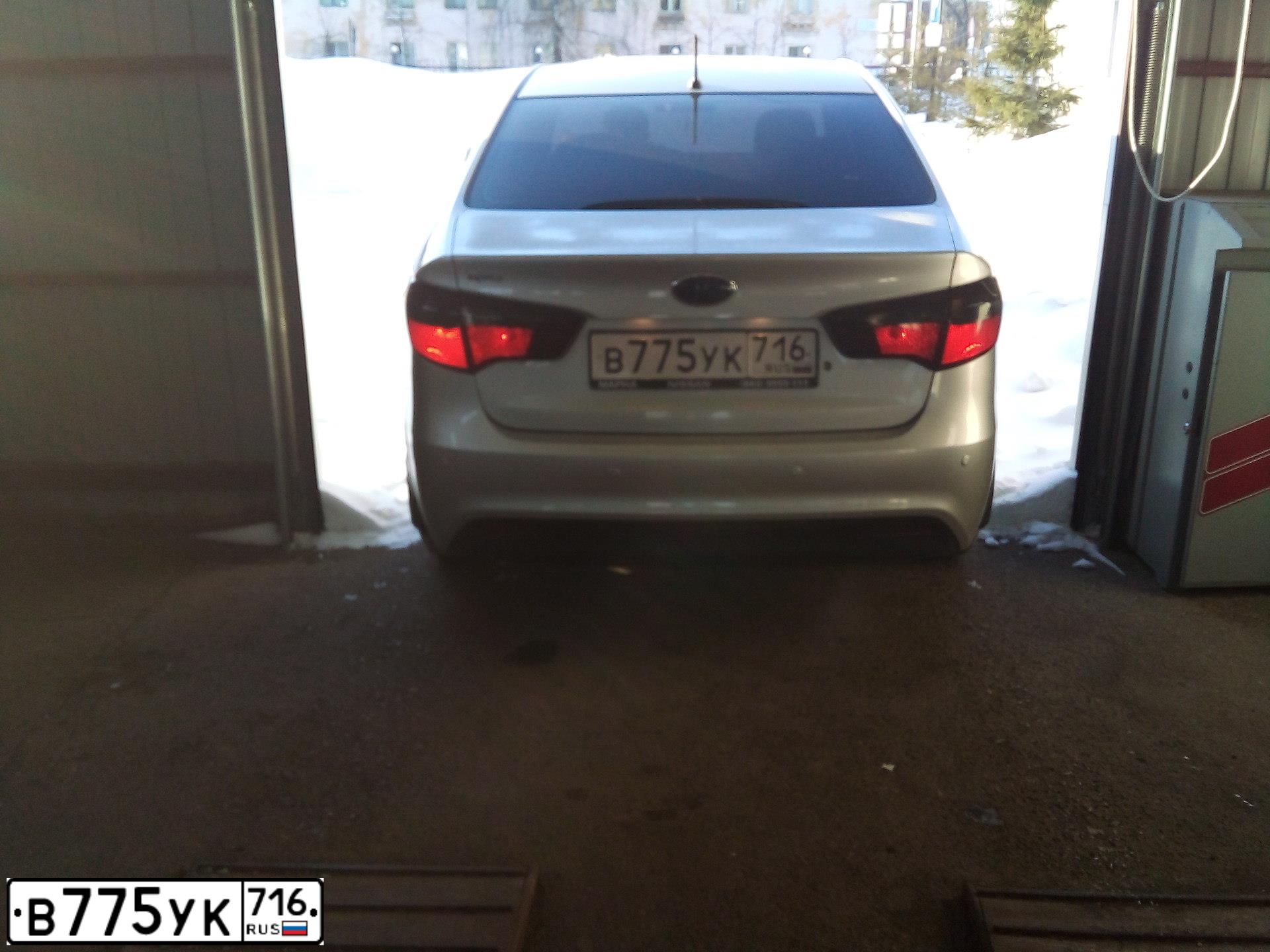 Фото автомобиля KIA RIO, 2013 — госномер В775УК716. Цвет: СЕРЕБРИСТЫЙ