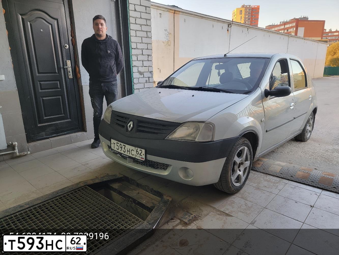 Фото автомобиля RENAULT LOGAN, 2006 — госномер Т593НС62. Цвет: СЕРЫЙ
