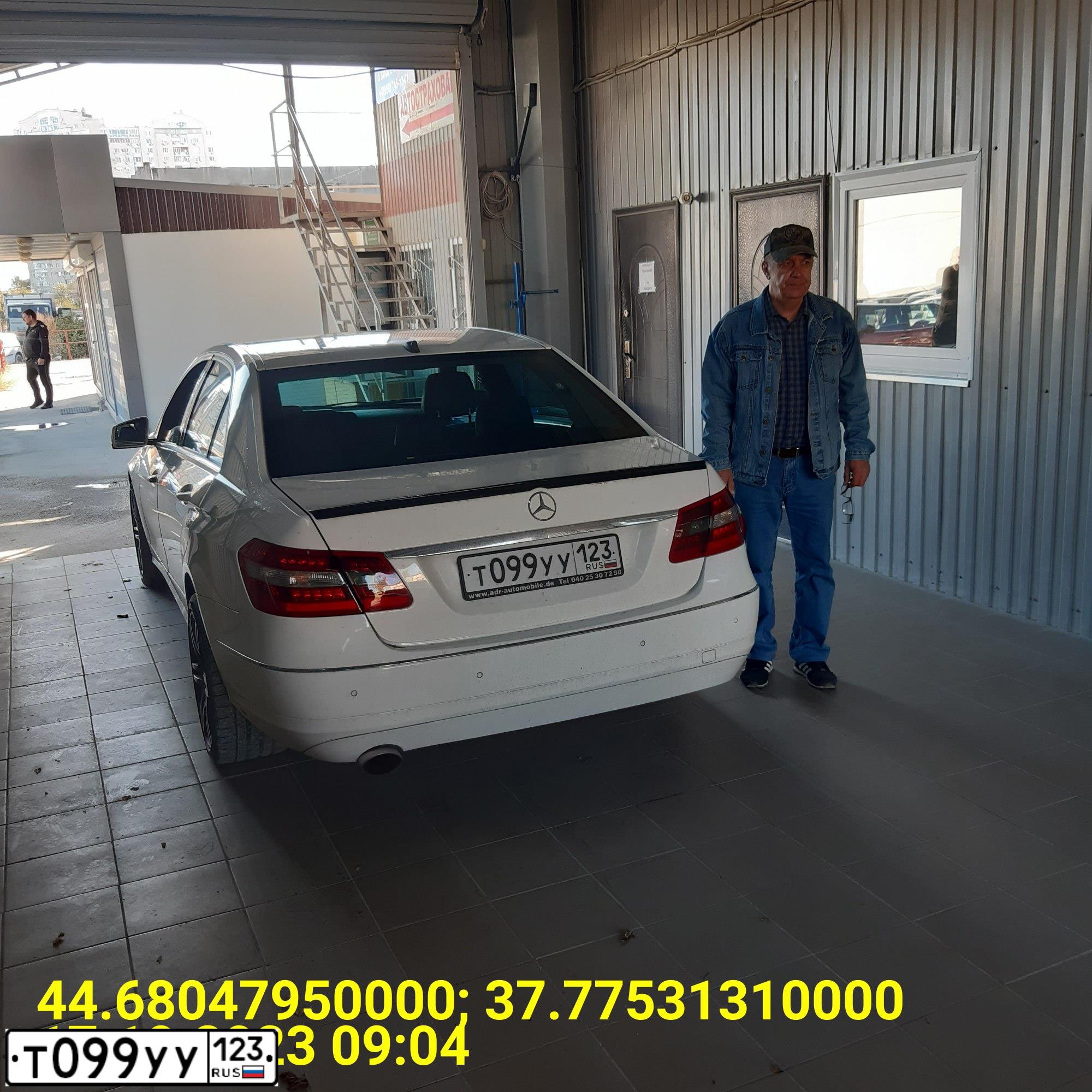Фото автомобиля MERCEDES E-KLASSE, 2009 — госномер Т099УУ123. Цвет: Белый