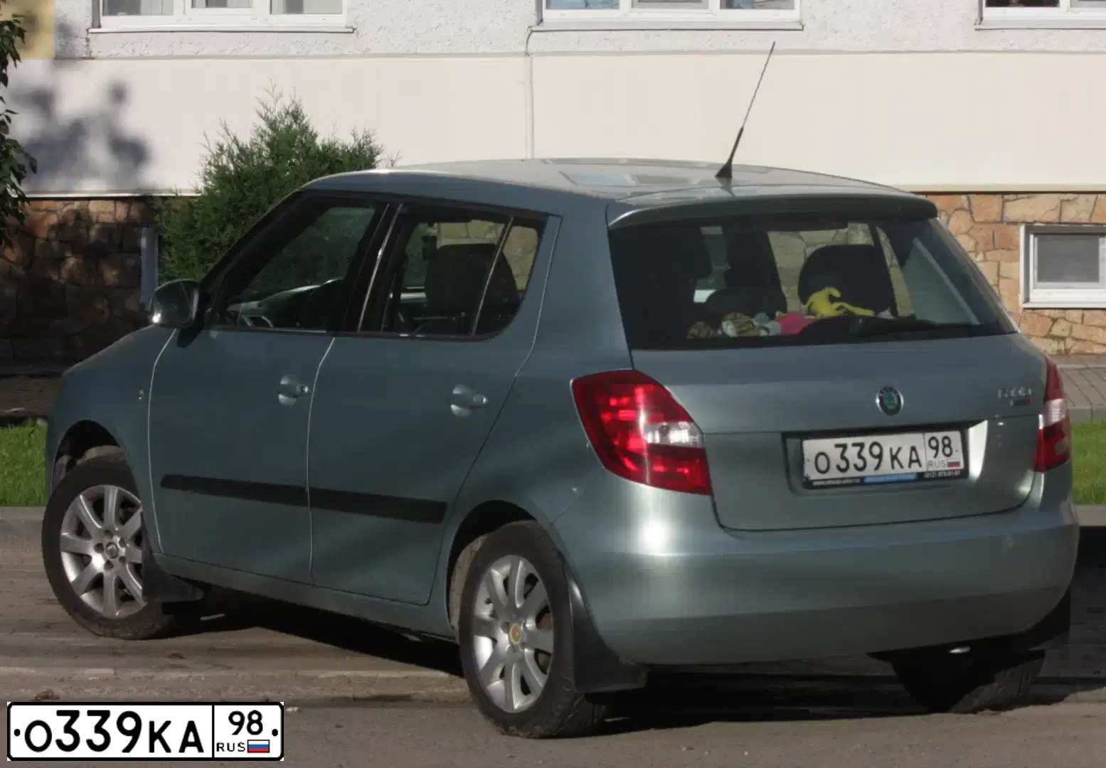 Фото автомобиля SKODA FABIA, 2009 — госномер О339КА98. Цвет: СЕРО-ЗЕЛЕНЫЙ