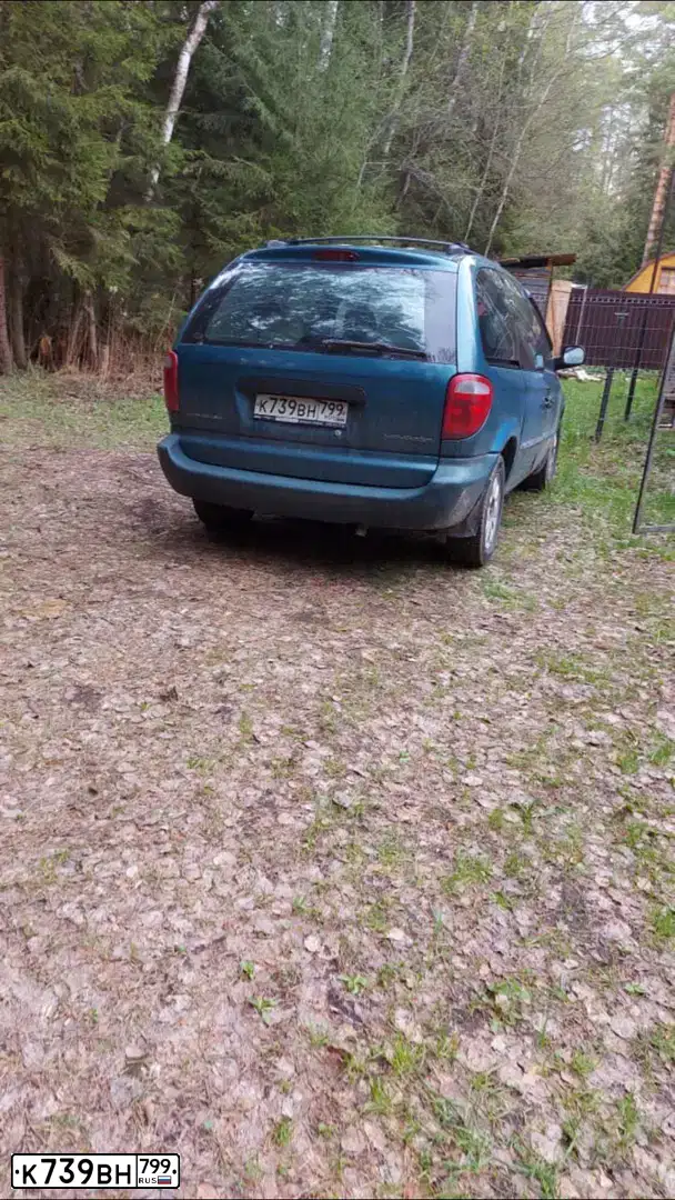 Фото автомобиля CHRYSLER VOYAGER, 2001 — госномер Х155НЕ97. Цвет: Сине-зеленый