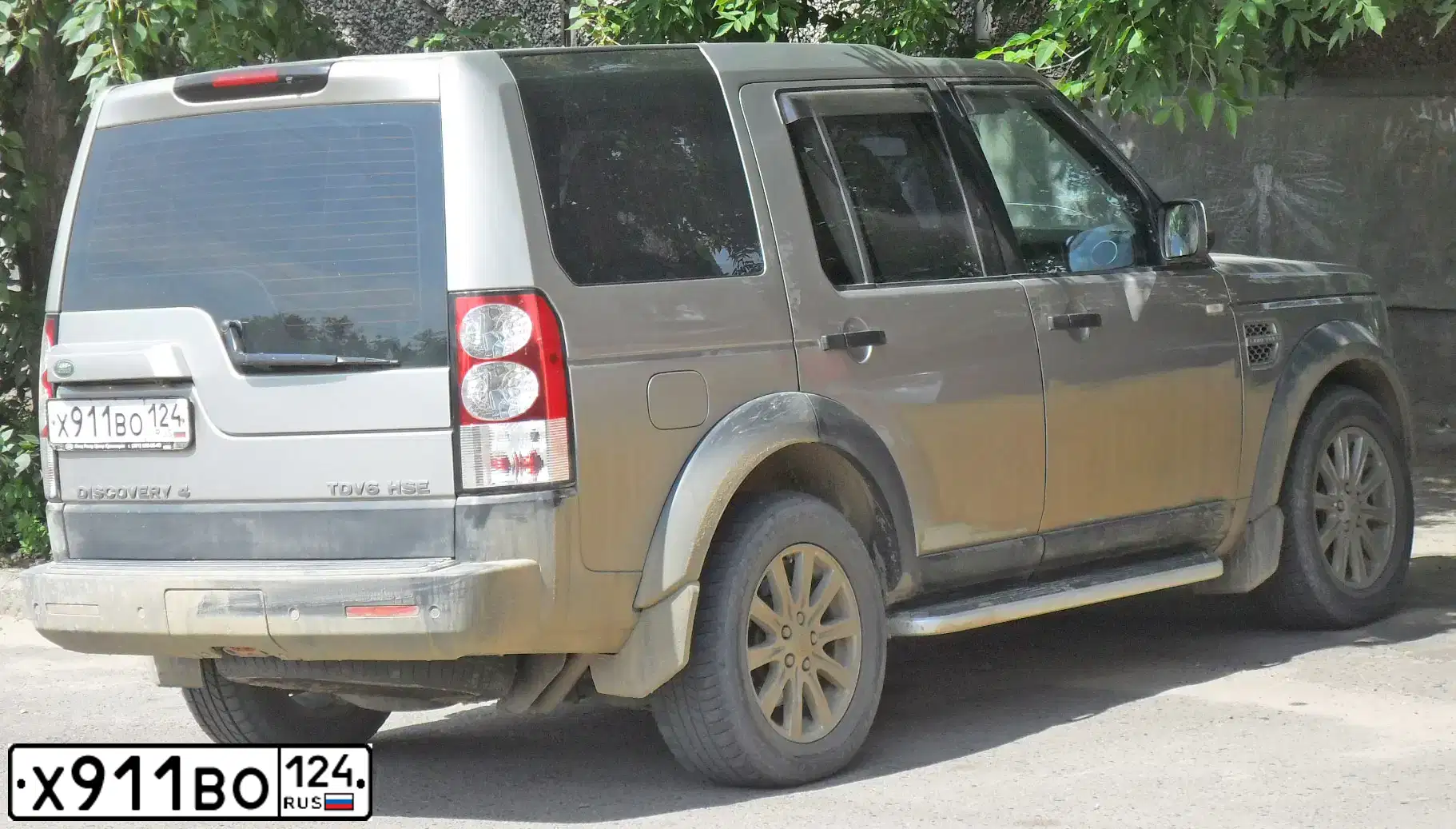 Фото автомобиля LANDROVER DISCOVERY, 2010 — госномер Н706НС124. Цвет: СЕРЫЙ