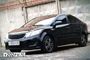 Фото автомобиля KIA RIO, 2013 — госномер О647ТЕ62. Цвет: ЧЕРНЫЙ