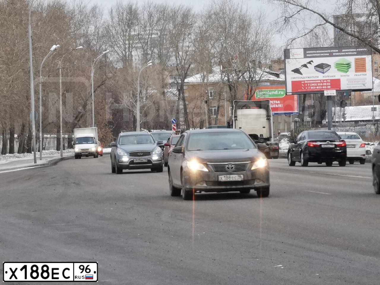 Фото автомобиля TOYOTA CAMRY, 2012 — госномер Х188ЕС96. Цвет: ЧЕРНЫЙ