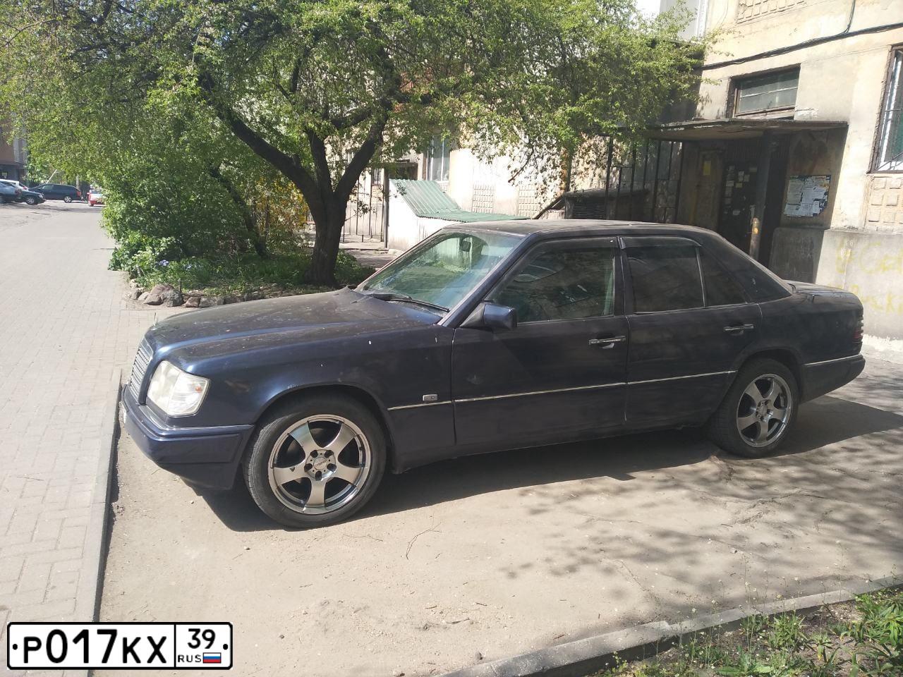Фото автомобиля MERCEDES E-KLASSE, 1987 — госномер Р017КХ39. Цвет: СИНИЙ