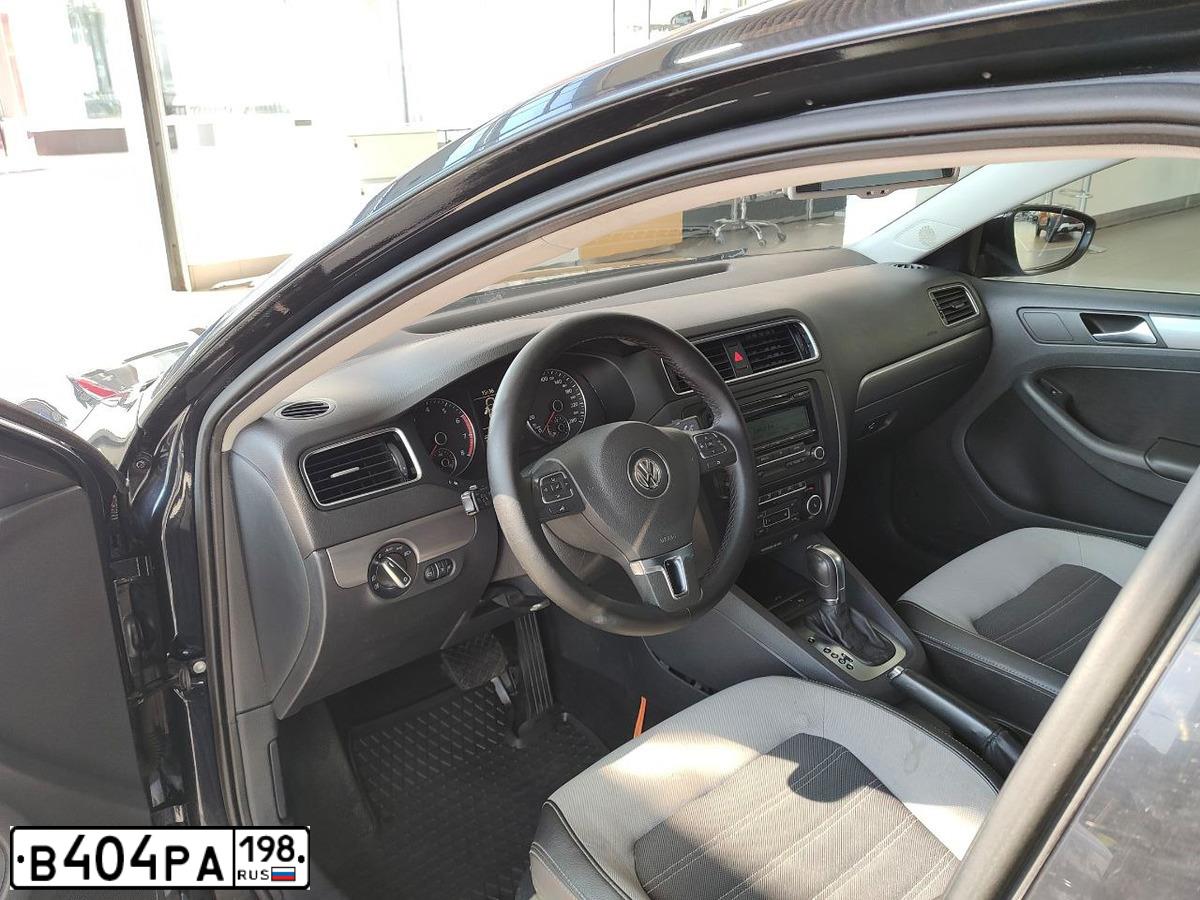 Фото автомобиля VOLKSWAGEN JETTA, 2011 — госномер В404РА198. Цвет: ЧЕРНЫЙ