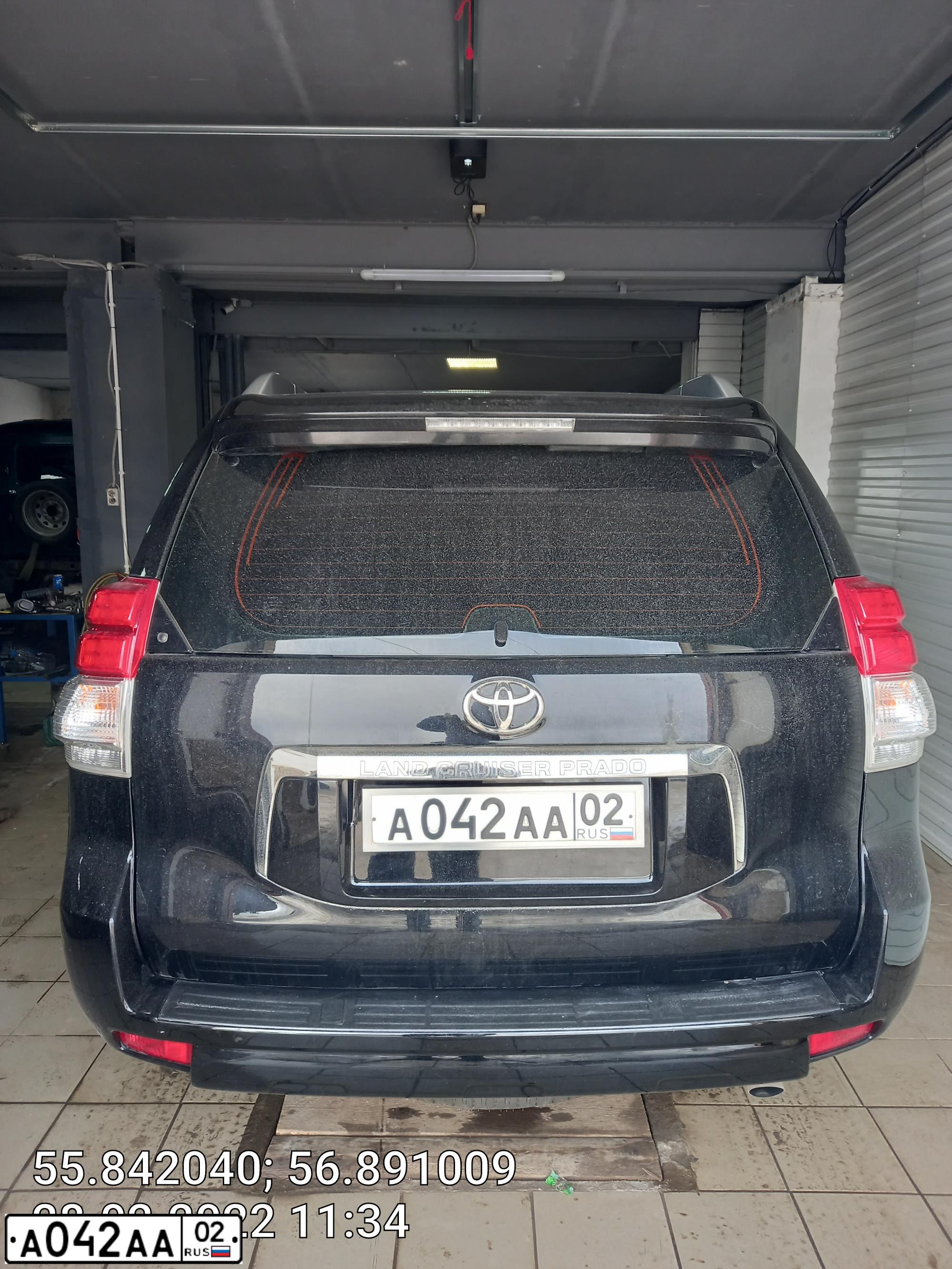 Фото автомобиля TOYOTA LANDCRUISER, 2011 — госномер А042АА02. Цвет: ЧЕРНЫЙ